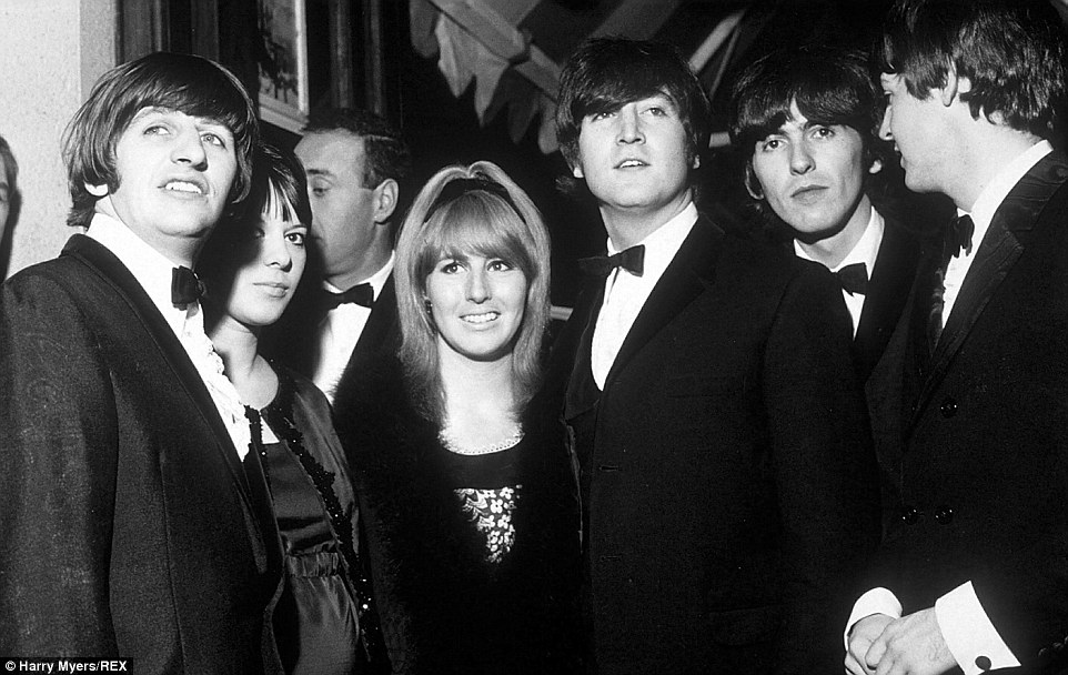 John Lennon Paksa Istrinya, Cynthia `Sembunyi` di Balik Sukses The Beatles